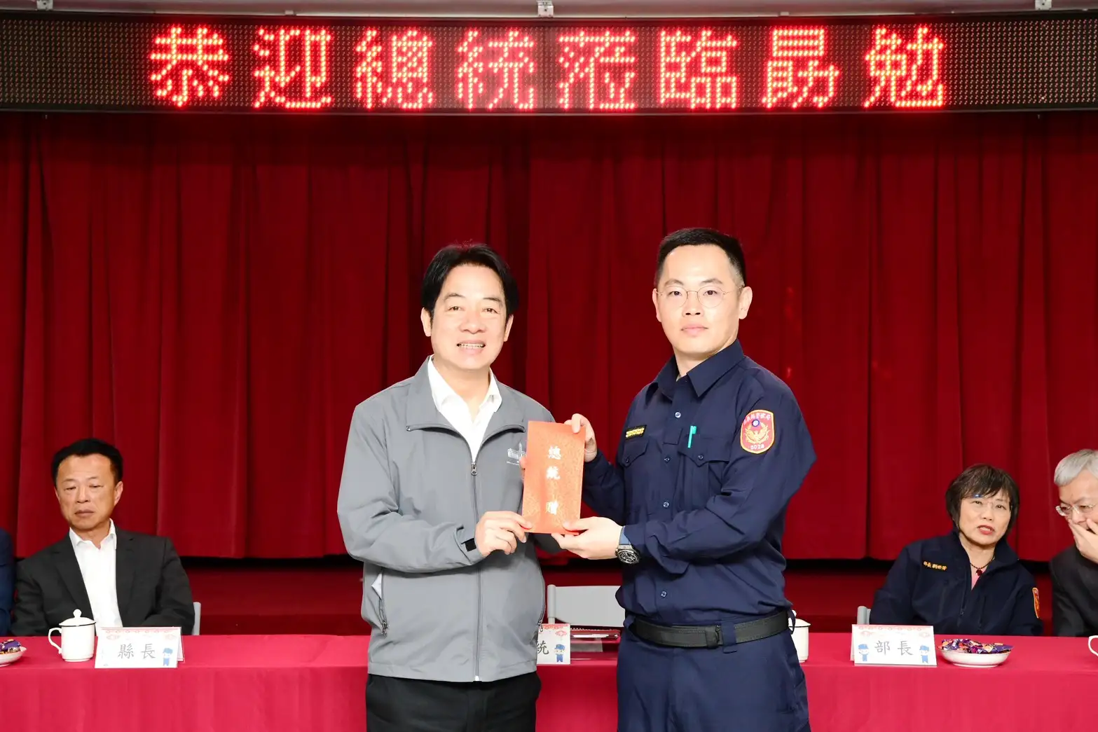 總統賴清德頒發加菜金慰問嘉義縣水上分局警察同仁，感謝警方長期維護地方治安的付出與努力。(圖/水上分局提供)