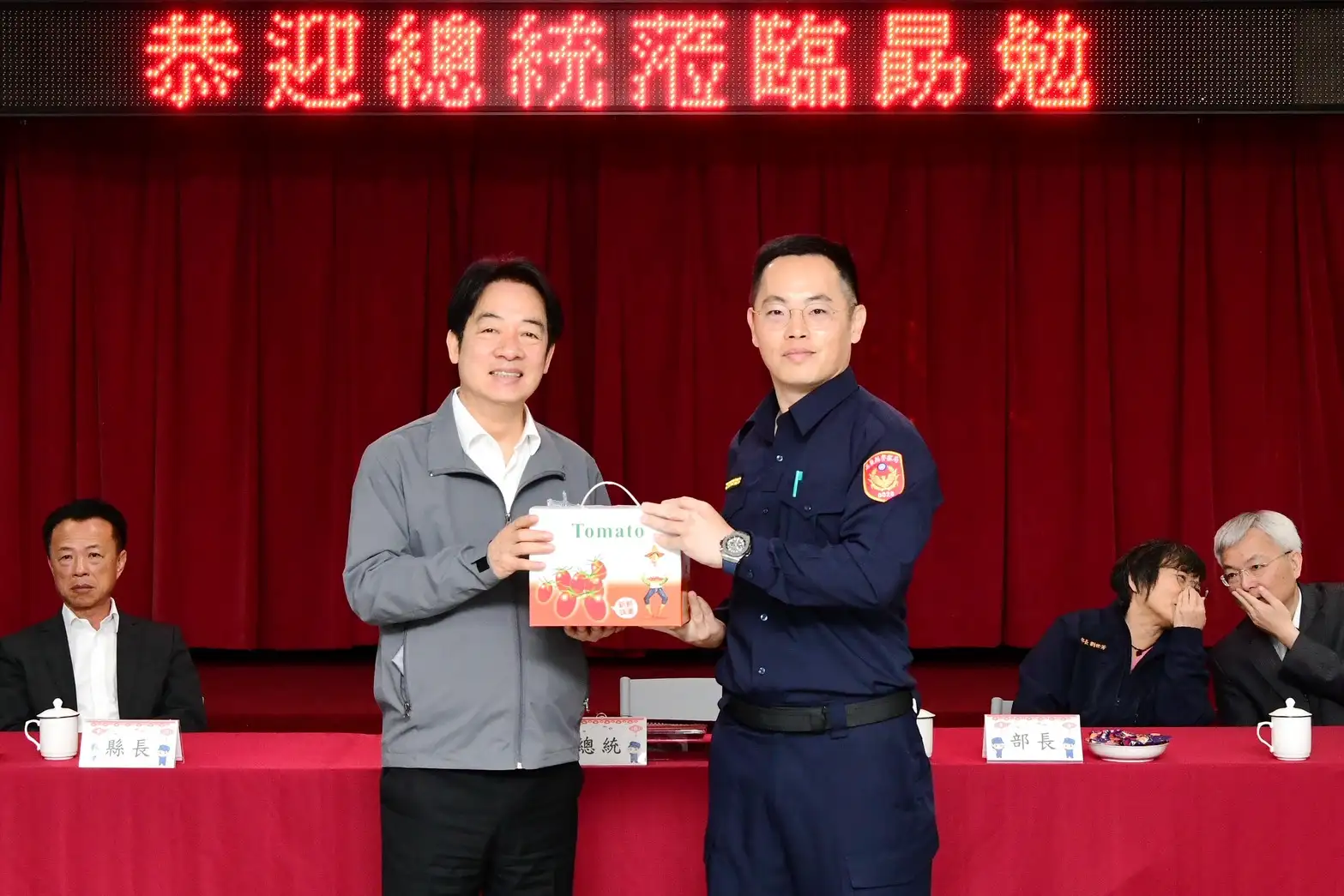 嘉義縣警察局水上分局長曾文勇（右）代表全體員警致贈嘉義特產玉女番茄予總統賴清德（左），感謝總統親臨慰問基層警察並表達關懷與支持。(圖/水上分局提供)
