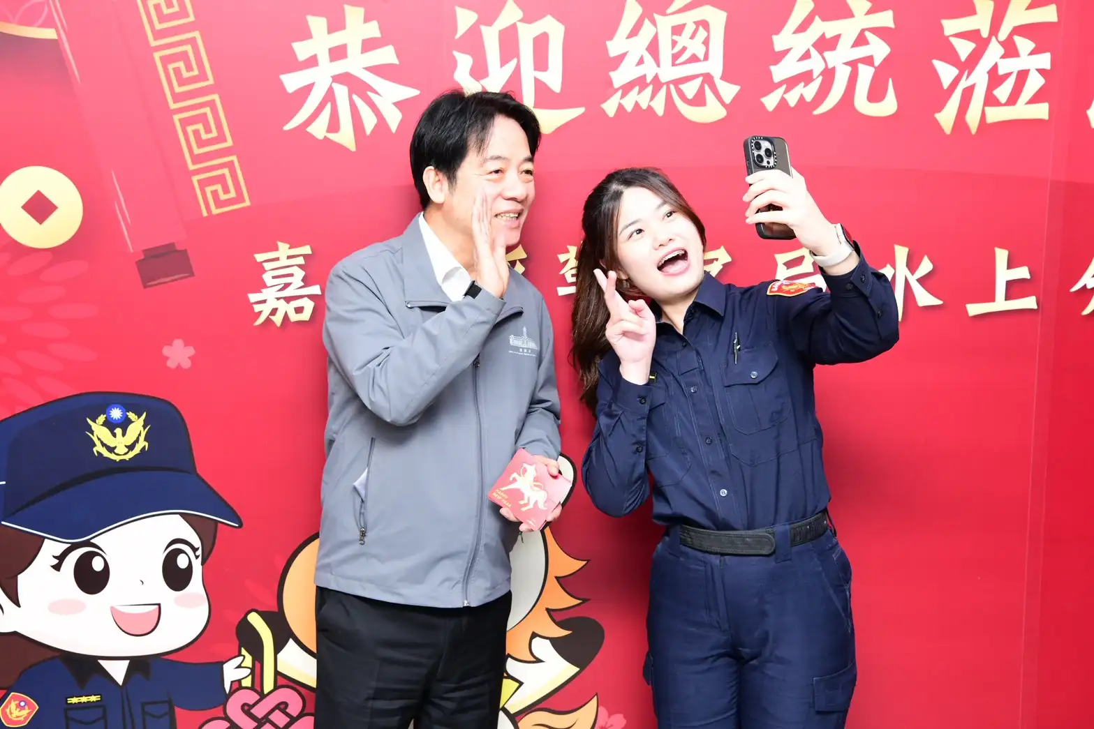 總統賴清德南下嘉義縣水上分局慰問員警，與警察同仁自拍互動展現親切作風。(圖/水上分局提供)