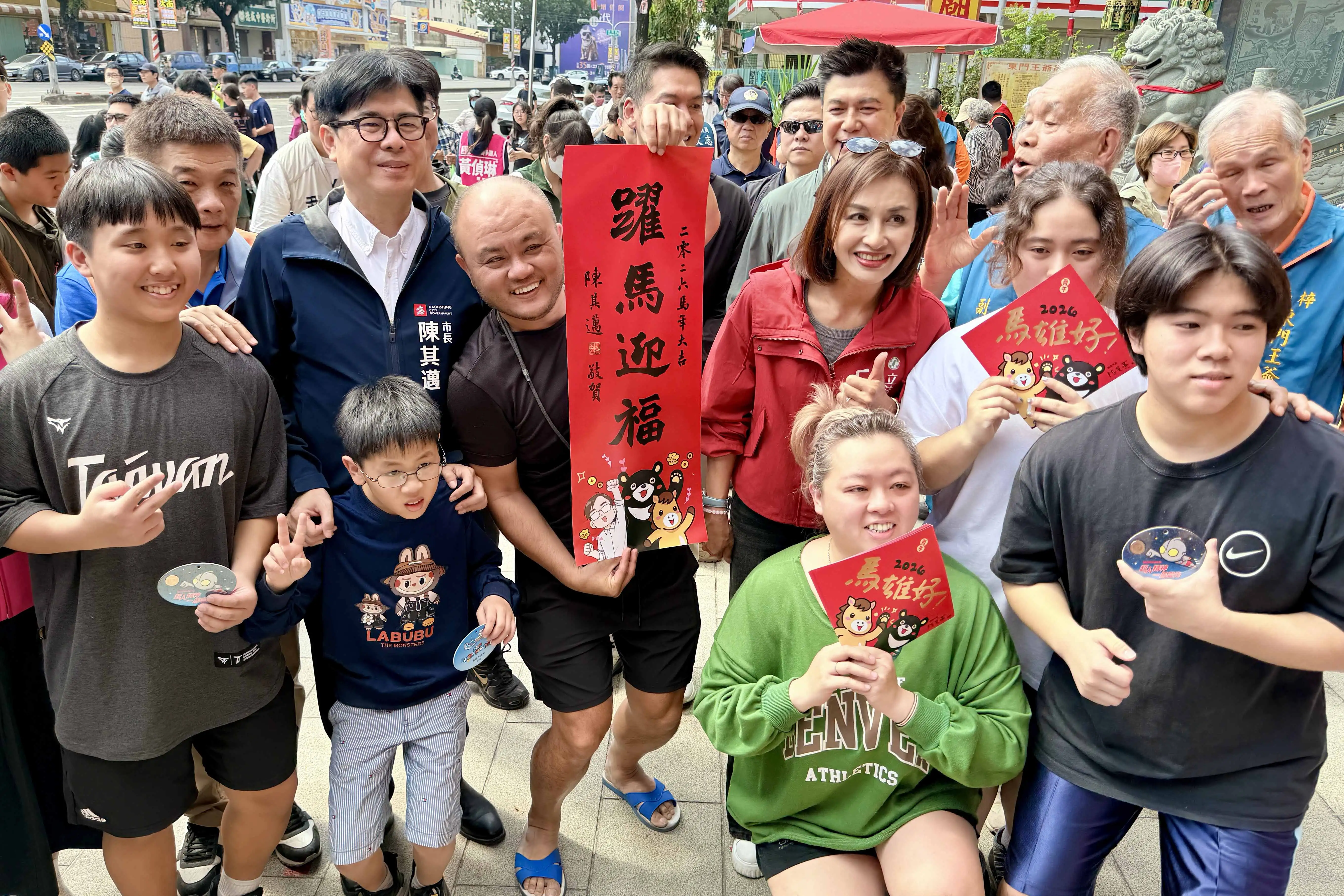 市長陳其邁15日前往楠梓區右昌元帥府、鳳屏宮、中埔代天府、楠梓東門王爺廟等廟宇發送開運小紅包。（圖/高雄市政府提供）