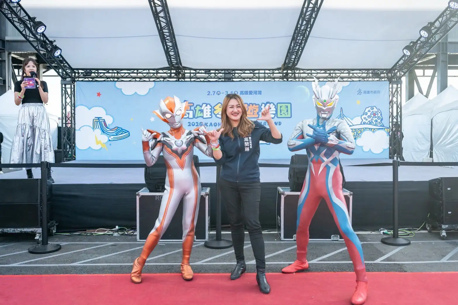 情人節推出「閃光召集令」活動，吸引遊客響應Dress Code，身著紅、綠、藍三色服裝，與在地表演團體熱情互動。（圖/高雄市觀光局提供）