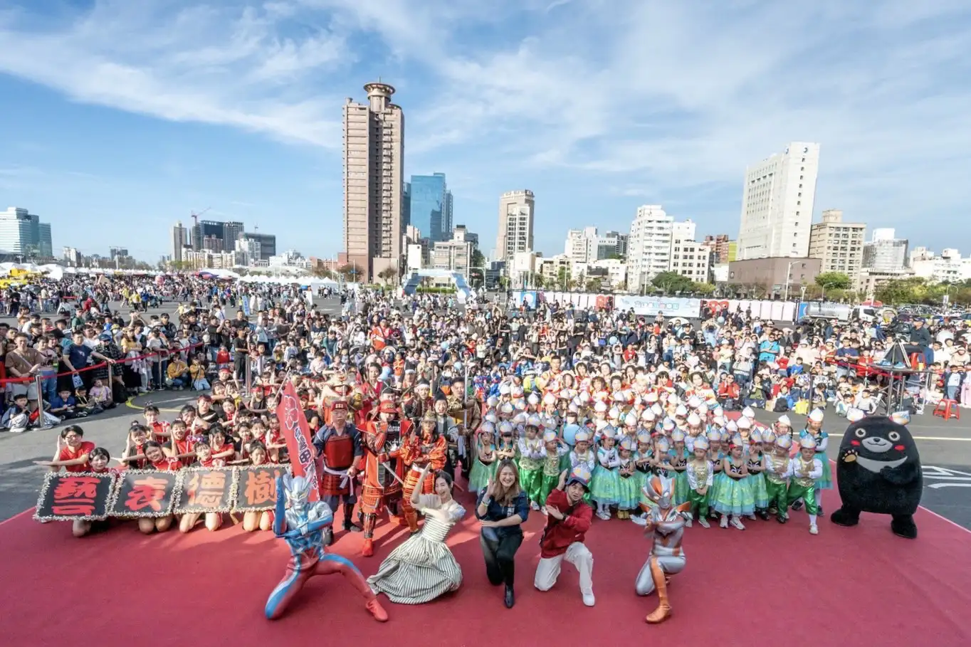 情人節推出「閃光召集令」活動，吸引遊客響應Dress Code，身著紅、綠、藍三色服裝，與在地表演團體熱情互動。（圖/高雄市觀光局提供）