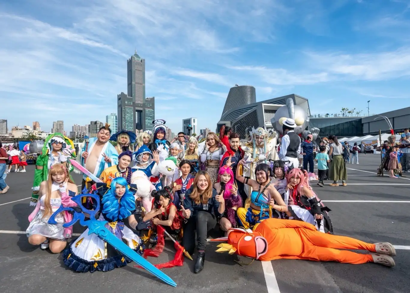 情人節推出「閃光召集令」活動，吸引遊客響應Dress Code，身著紅、綠、藍三色服裝，與在地表演團體熱情互動。（圖/高雄市觀光局提供）