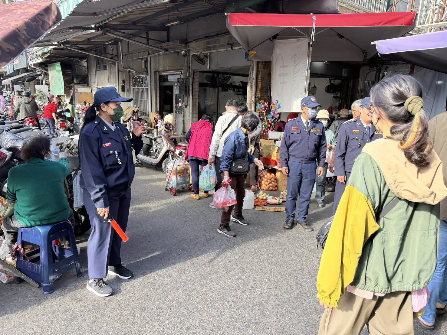 春節前夕採買人潮湧現，市場周邊交通明顯增加，警方加強疏導維持順暢。（圖/第五分局提供）