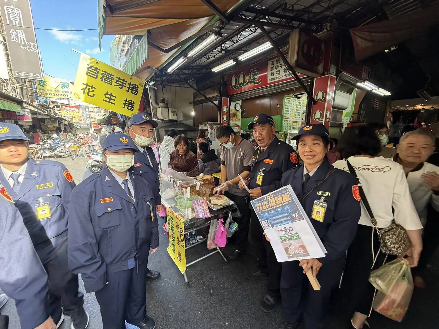 春節前夕採買人潮湧現，市場周邊交通明顯增加，警方加強疏導維持順暢。（圖/第五分局提供）