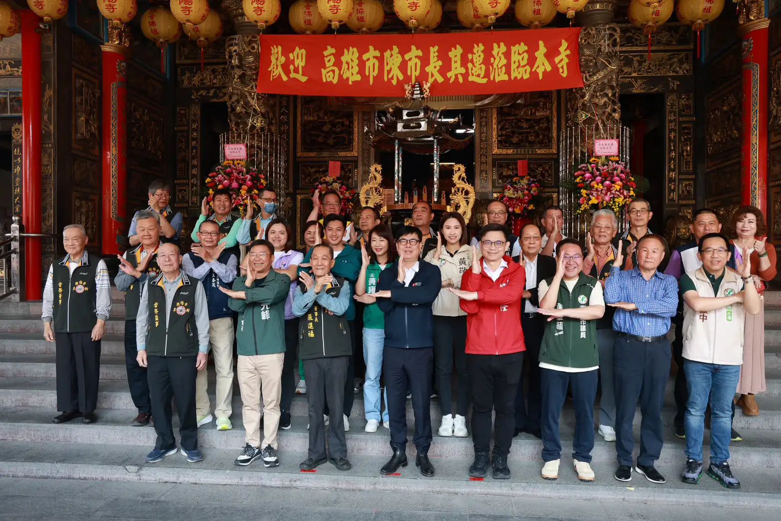 市長陳其邁進行走春參香行程，大年初四陸續走訪前鎮、小港、林園、大寮、大樹、仁武及鳥松等廟宇，現場發送高雄「超人精神 一馬當先」開運小紅包，向市民朋友拜年。（圖/高雄市政府提供）