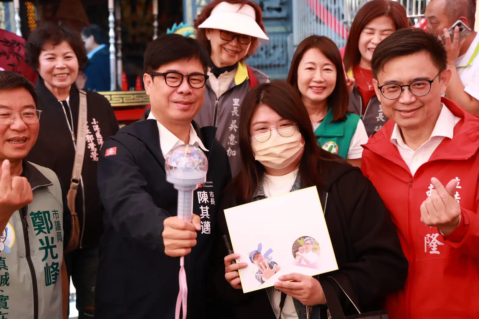 市長陳其邁進行走春參香行程，大年初四陸續走訪前鎮、小港、林園、大寮、大樹、仁武及鳥松等廟宇，現場發送高雄「超人精神 一馬當先」開運小紅包，向市民朋友拜年。（圖/高雄市政府提供）