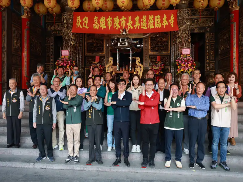 陳其邁走春參香  送民眾「超人精神 一馬當先」開運小紅包