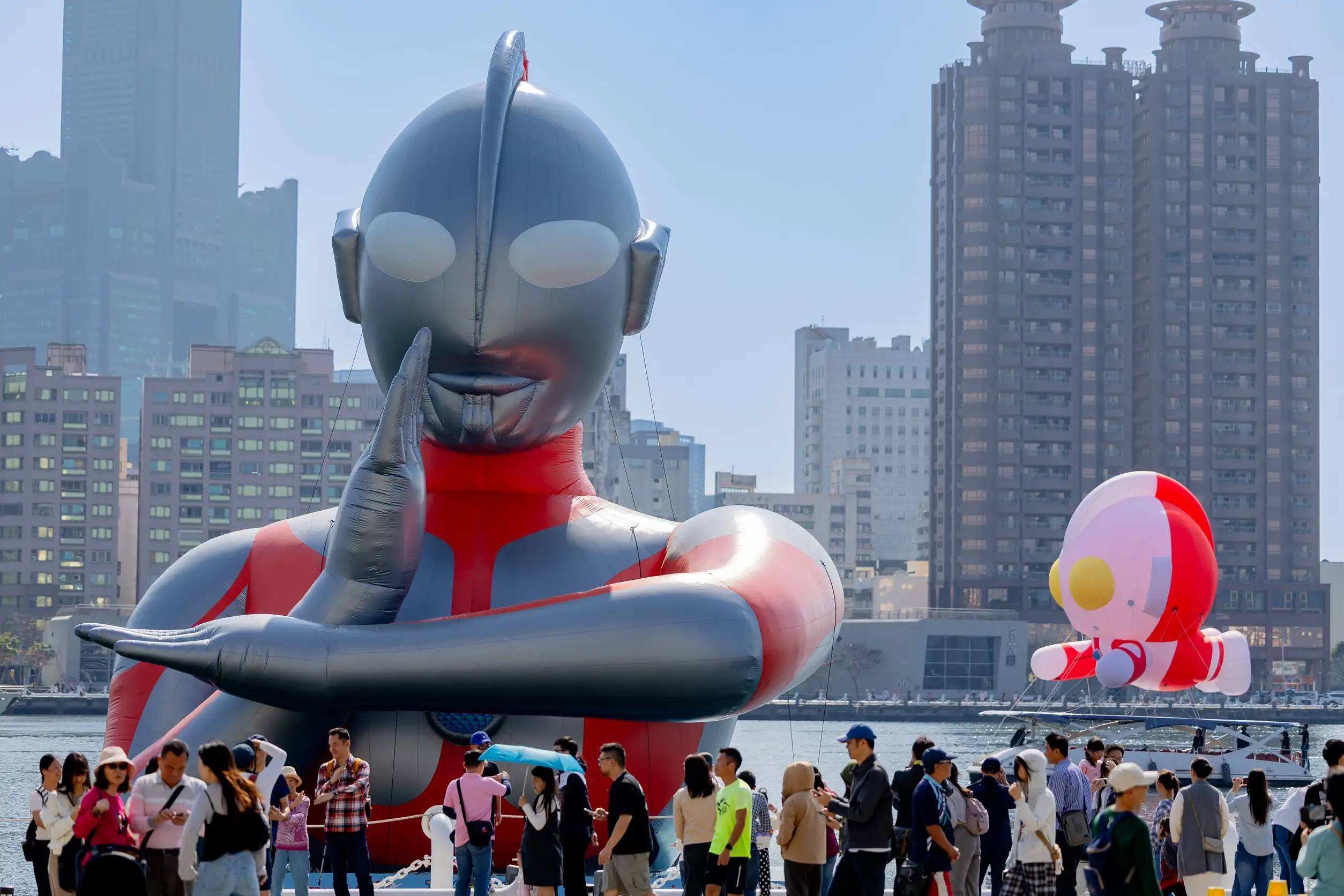 Q萌初代超人力霸王進行海上航行與飛行測試，未來將搭配太陽能愛之船再度於愛河灣航行，未來將視天候狀況不定期領航。（圖/高雄市觀光局提供）