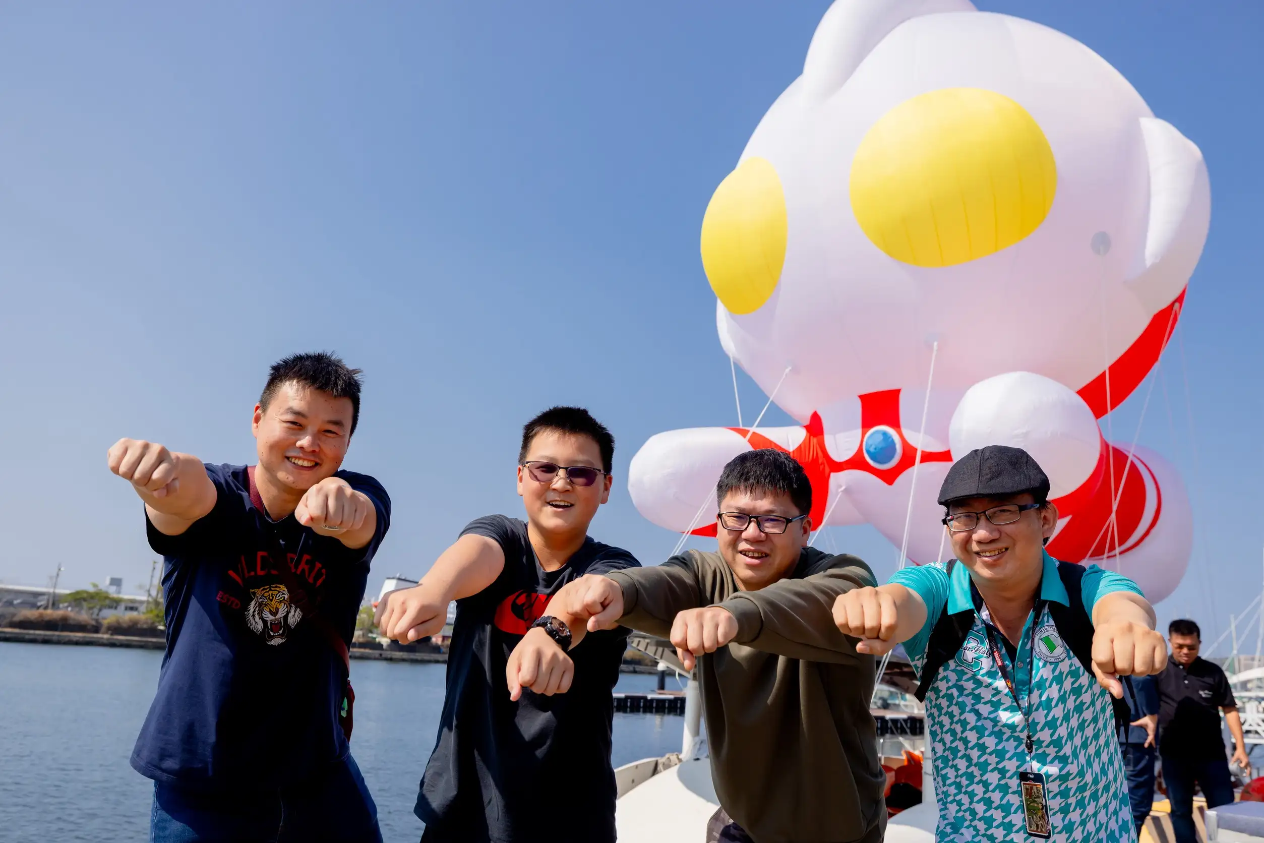 Q萌初代超人力霸王進行海上航行與飛行測試，未來將搭配太陽能愛之船再度於愛河灣航行，未來將視天候狀況不定期領航。（圖/高雄市觀光局提供）