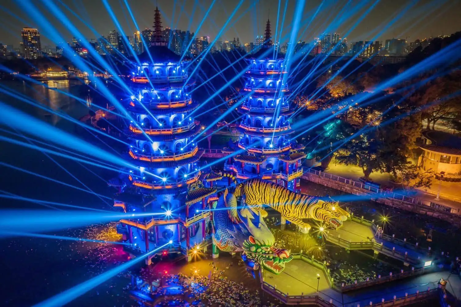 高雄市觀光局近五年投入約1億2750萬元，優化蓮池潭水岸景觀與遊憩空間，打造安全、友善且兼具生態特色的環潭環境。（圖/高雄市觀光局提供）