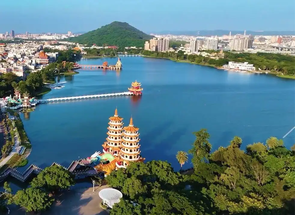 高雄市觀光局近五年投入約1億2750萬元，優化蓮池潭水岸景觀與遊憩空間，打造安全、友善且兼具生態特色的環潭環境。（圖/高雄市觀光局提供）