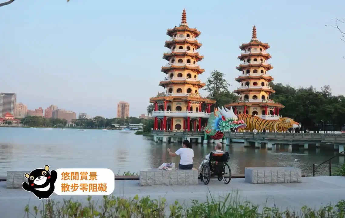 高雄市觀光局近五年投入約1億2750萬元，優化蓮池潭水岸景觀與遊憩空間，打造安全、友善且兼具生態特色的環潭環境。（圖/高雄市觀光局提供）