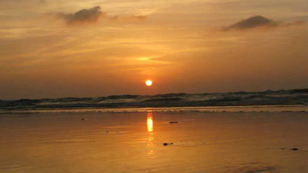 夕陽西下，遊客搭乘漁筏悠遊七股潟湖，金色餘暉灑落水面，映照出靜謐迷人的濕地風情。(圖/臺南市政府提供)