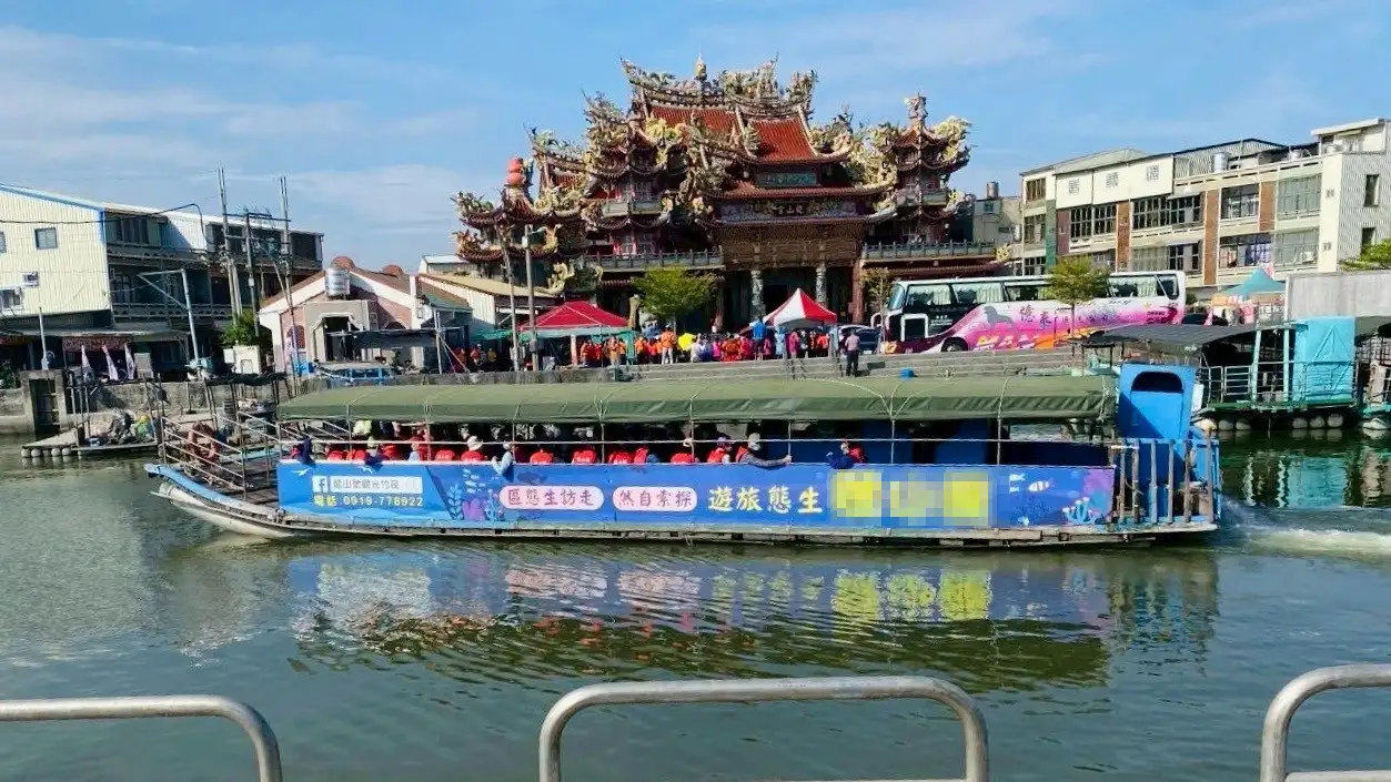 七股下山漁港娛樂漁筏滿載遊客啟航潟湖體驗，龍山宮廣場聚集走春人潮，漁村觀光與在地信仰活動相互輝映。(圖/臺南市政府提供)