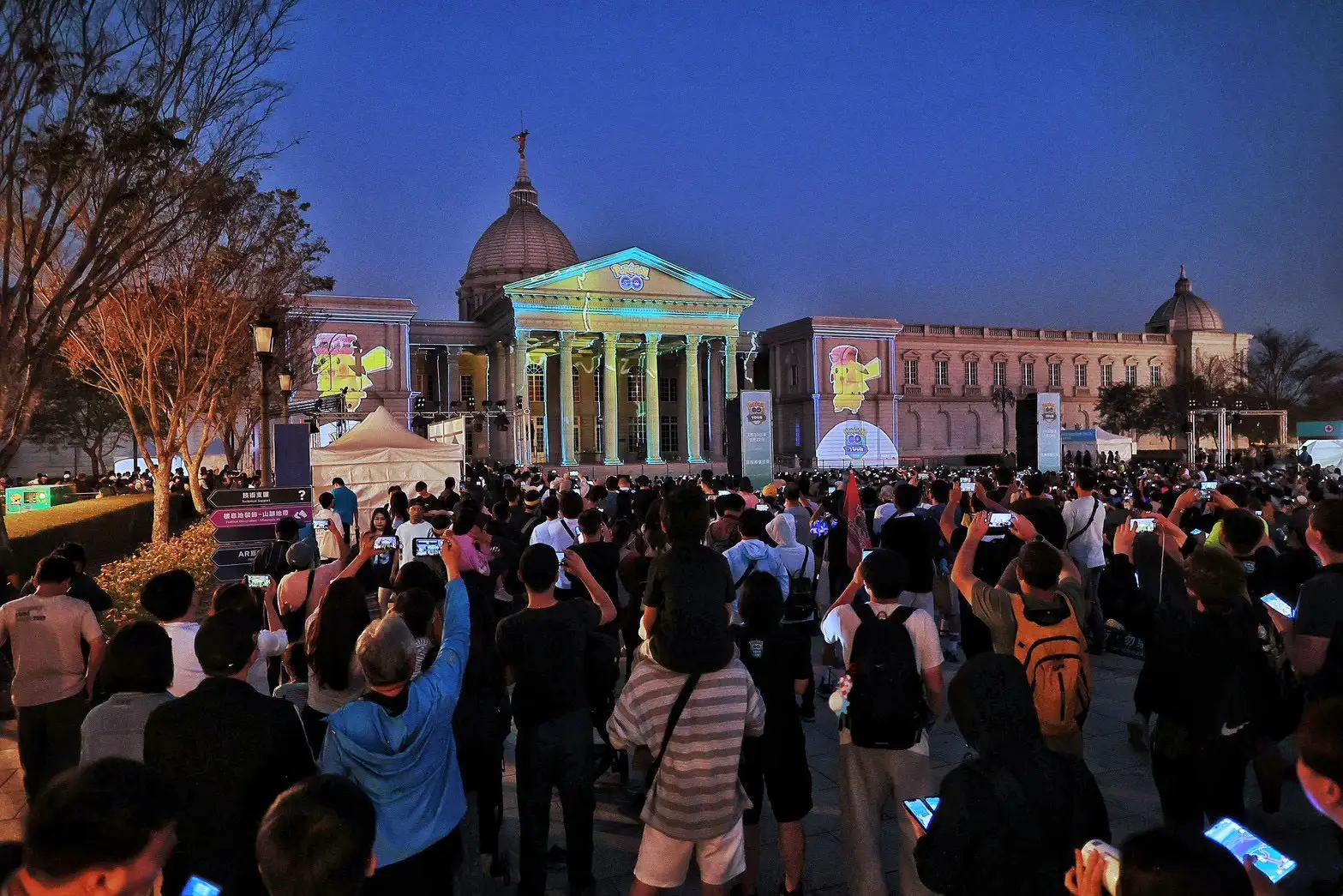 夜間光雕秀讓都會公園夜景轉化為前所未有的夜間遊戲舞台。(圖/台南觀旅局提供)