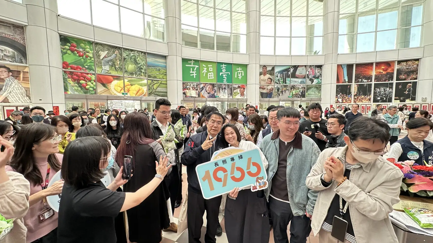 台南市政府新春團拜結合長照與失智友善宣導，展現推動高齡友善城市的決心。(圖/台南市衛生局提供)