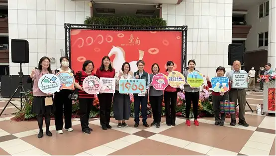 台南市副市長趙卿惠(中)支持長照服務專線1966共同為長者打造安心的支持環境，讓愛與陪伴不走失。(圖/台南市衛生局提供)