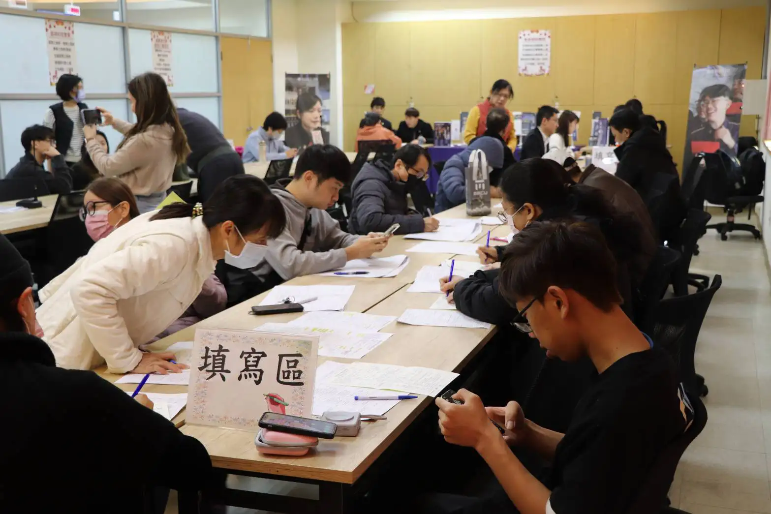 台南就業中心舉辦現場徵才活動，年後求職民眾到場填寫履歷。(圖/台南就業中心提供)