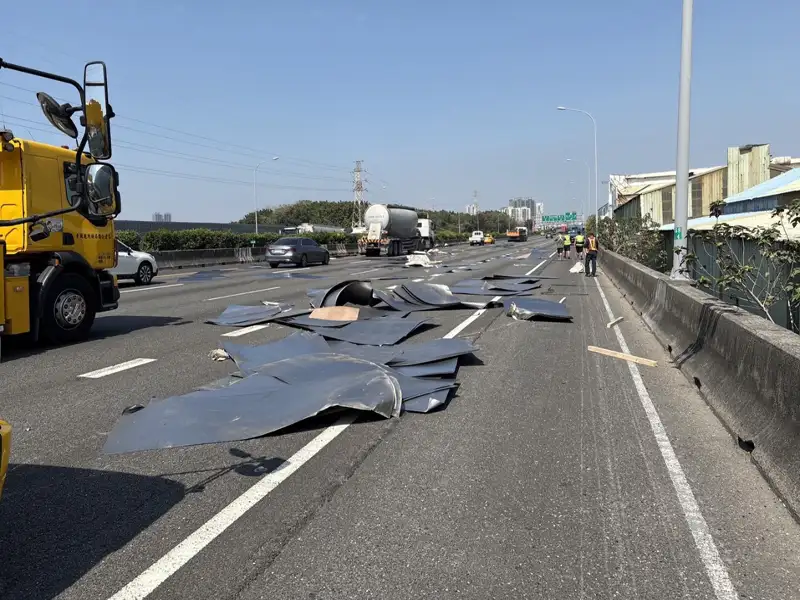 國1楠梓段大貨車鐵片掉落　小客車閃避不及撞擊幸無傷