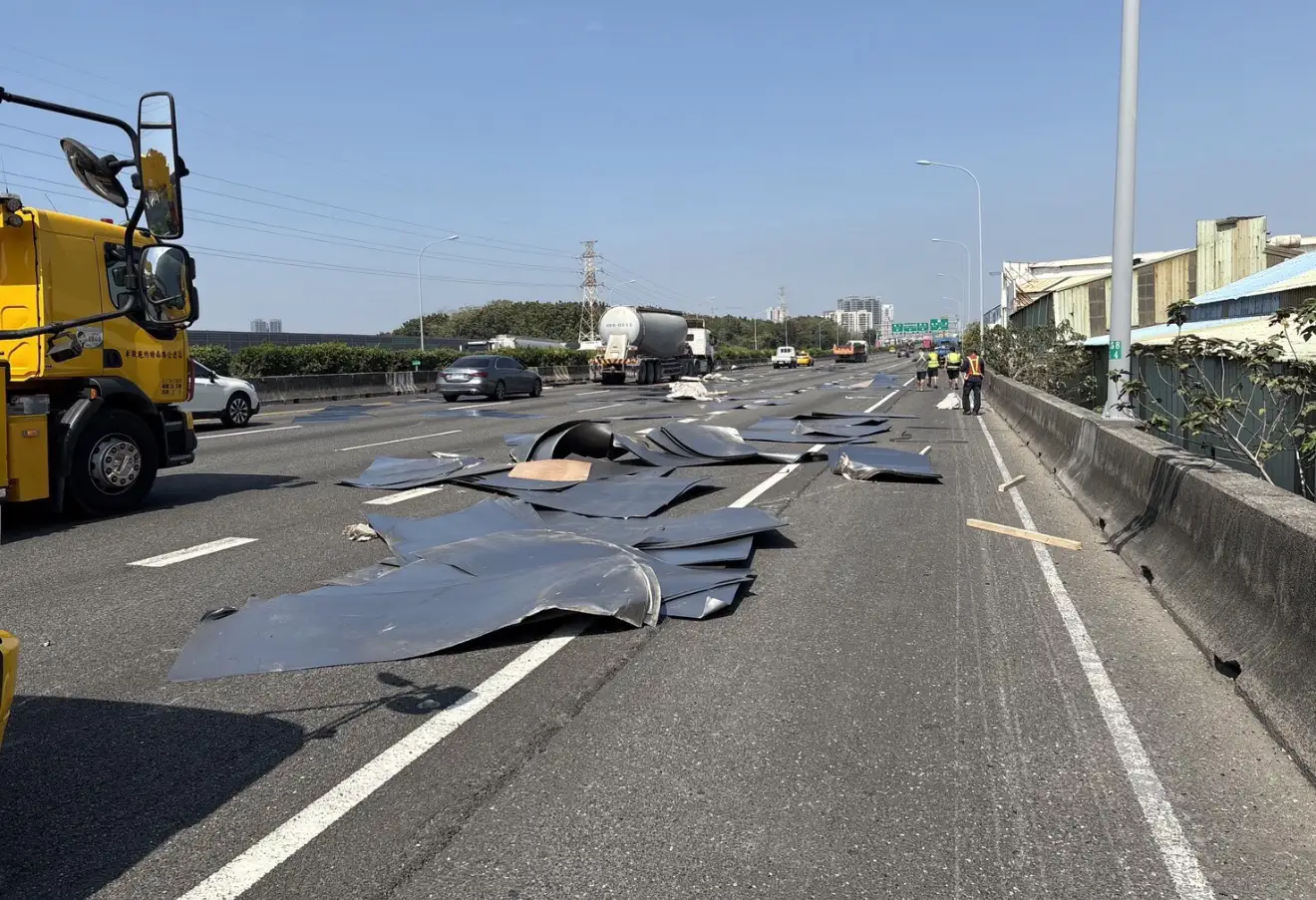 國道1號北向楠梓路段發生貨物掉落事故，大量鐵片散落車道，所幸未造成人員傷亡。(圖/國道警察局提供)