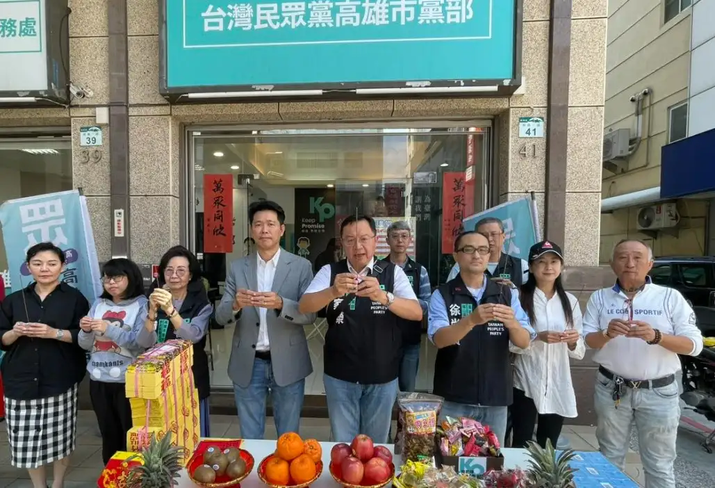 民眾黨高雄市黨部舉行馬年開工團拜，由主委劉家榮率領執行長施亦旋、三民區擬參選人林于凱、鳳山區副主任徐尚賢等人共同祈求新的一年「馬到成功」。（民眾黨高雄市黨部提供）