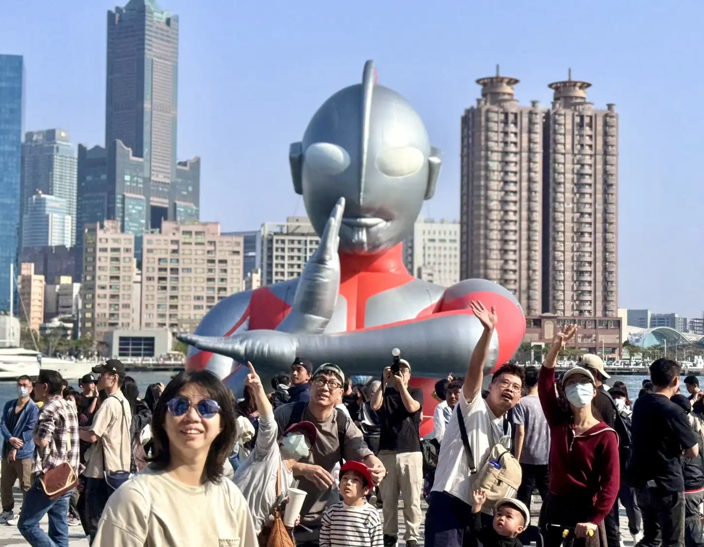 高雄冬日遊樂園自開幕至今累計參觀人次突破五百六十萬人次，並帶動春節期間高雄捷運五天運量逾一百三十九萬人次，刷新歷年紀錄。（觀光局提供）