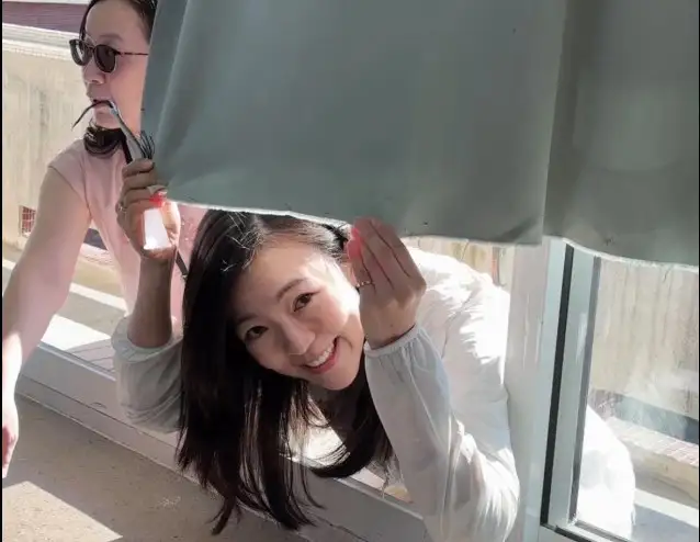 市議員白喬茵表示，她向教育局爭取經費協助更新右昌國中三十六間教室的窗簾與窗軌，並於開學前完成佈建，改善學習環境。（白喬茵團隊提供）