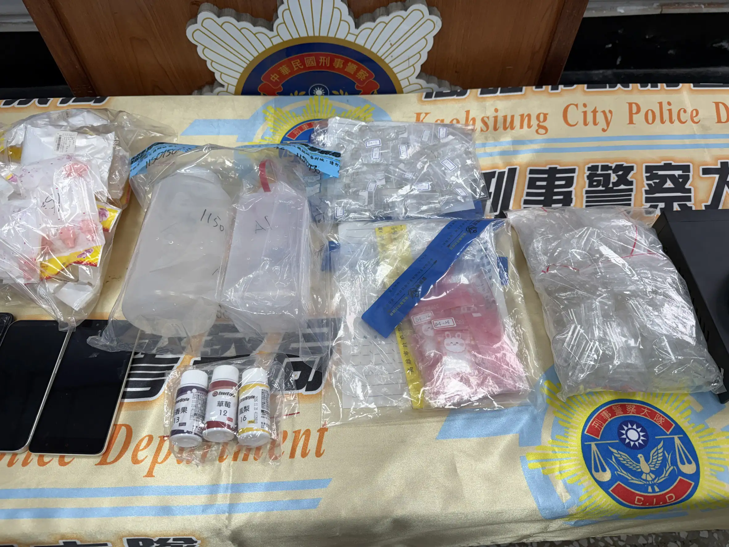 警方查扣安非他命、依托咪酯液體及煙彈、電子磅秤、電子煙彈殼與手機等證物，全案依毒品罪嫌移送臺灣高雄地檢署偵辦。(圖/高市刑大提供)