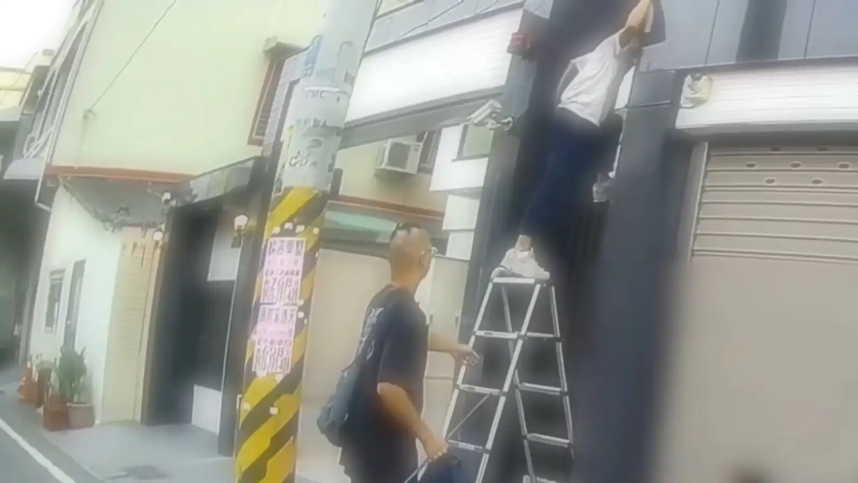 警方架梯由二樓翻窗進入屋內攻堅查緝，行動中共逮捕8名嫌犯。(圖/高市刑大提供)