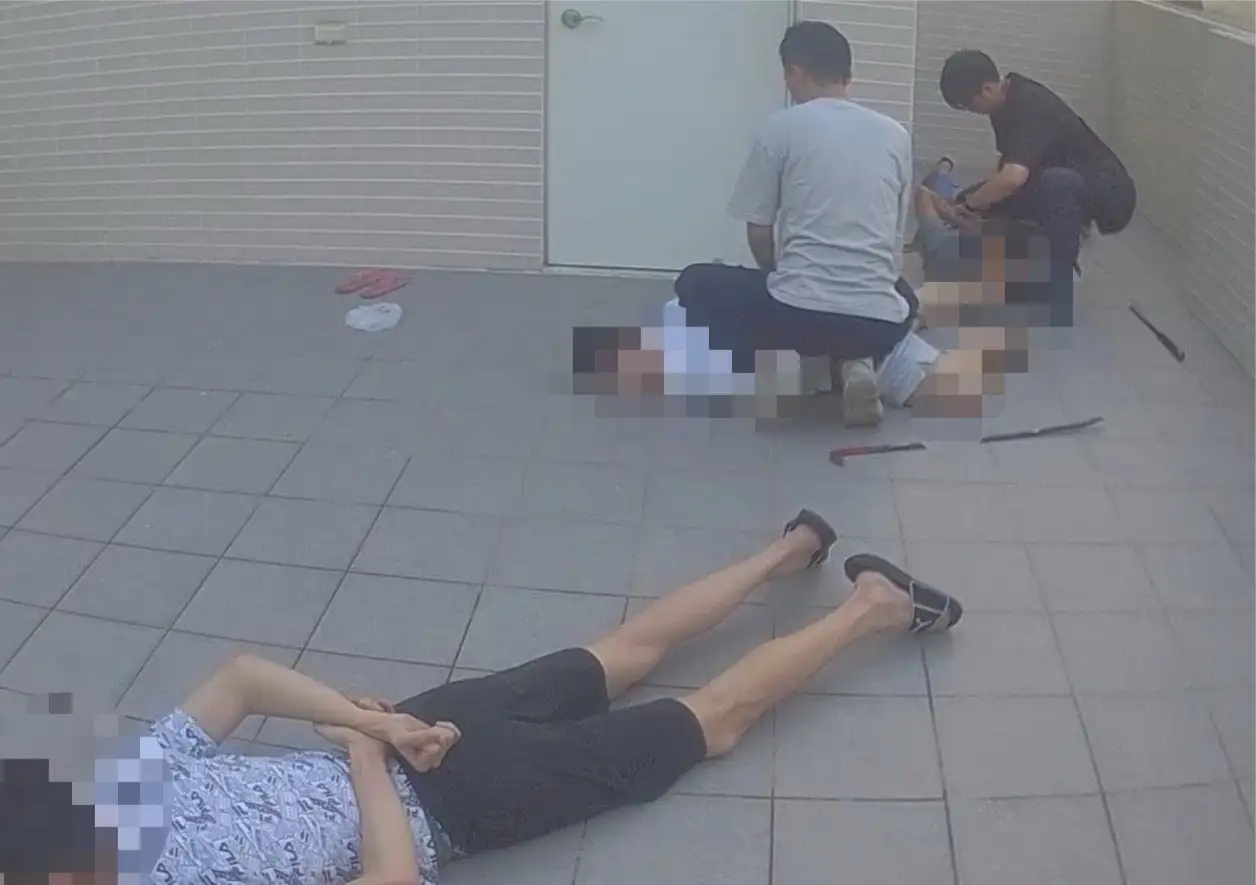 警方架梯由二樓翻窗進入屋內攻堅查緝，行動中共逮捕8名嫌犯。(圖/高市刑大提供)