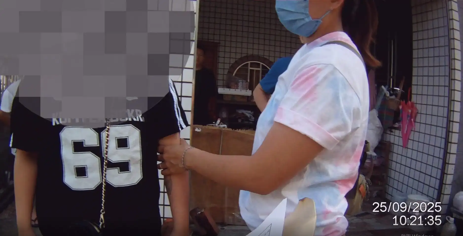 警方持拘票前往犯嫌住處執行查緝行動，逮捕涉案車手。(圖/嘉義縣刑大提供)