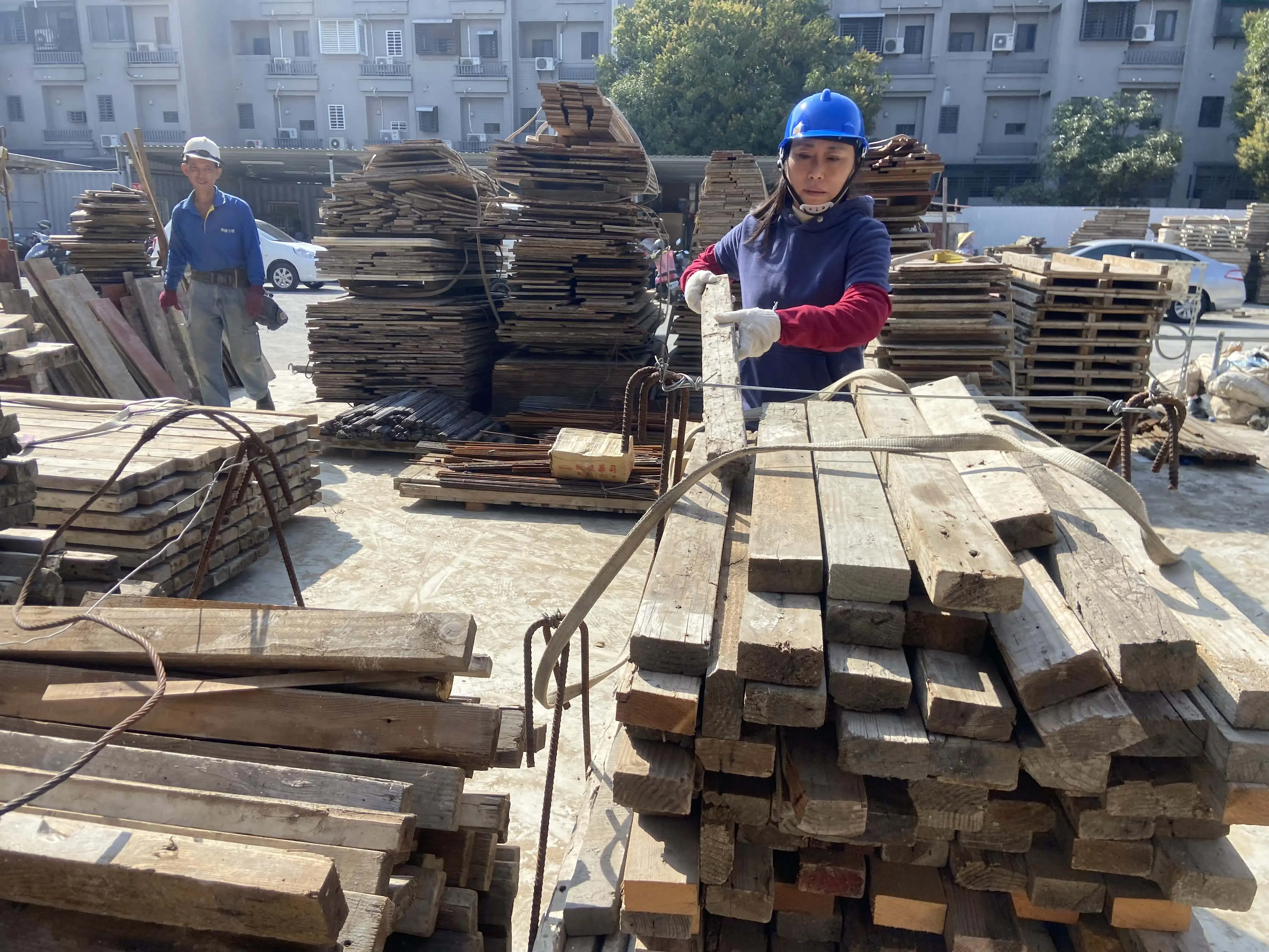 陳迦秦(右)在居家清潔工作室空閒之餘，也受聘至工地擔任營建木工助理，開啟多元斜槓人生。(圖/雲嘉南分署提供)