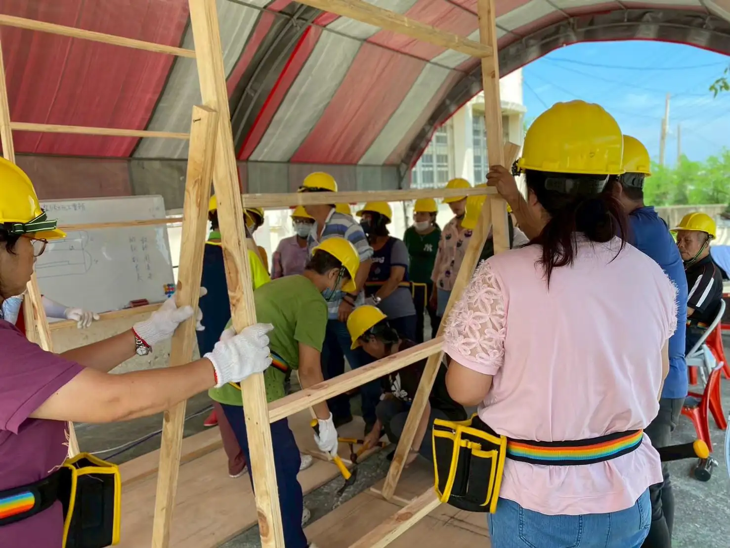 雲嘉南分署委外職前模板工程班授課畫面。(圖/雲嘉南分署提供)