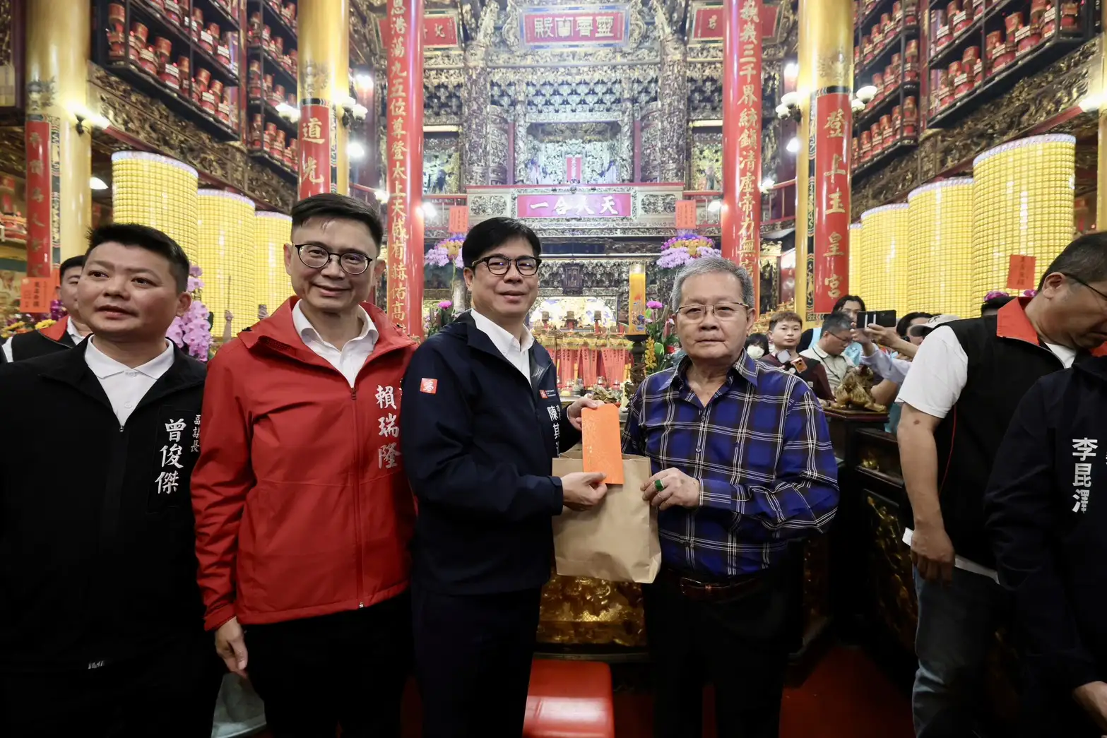 市長陳其邁廿四日晚間陸續走訪三民玉皇宮等四座廟宇，虔誠向玉皇大帝參香祝壽祈福，祈求市運昌隆、國泰民安。（高雄市府提供）