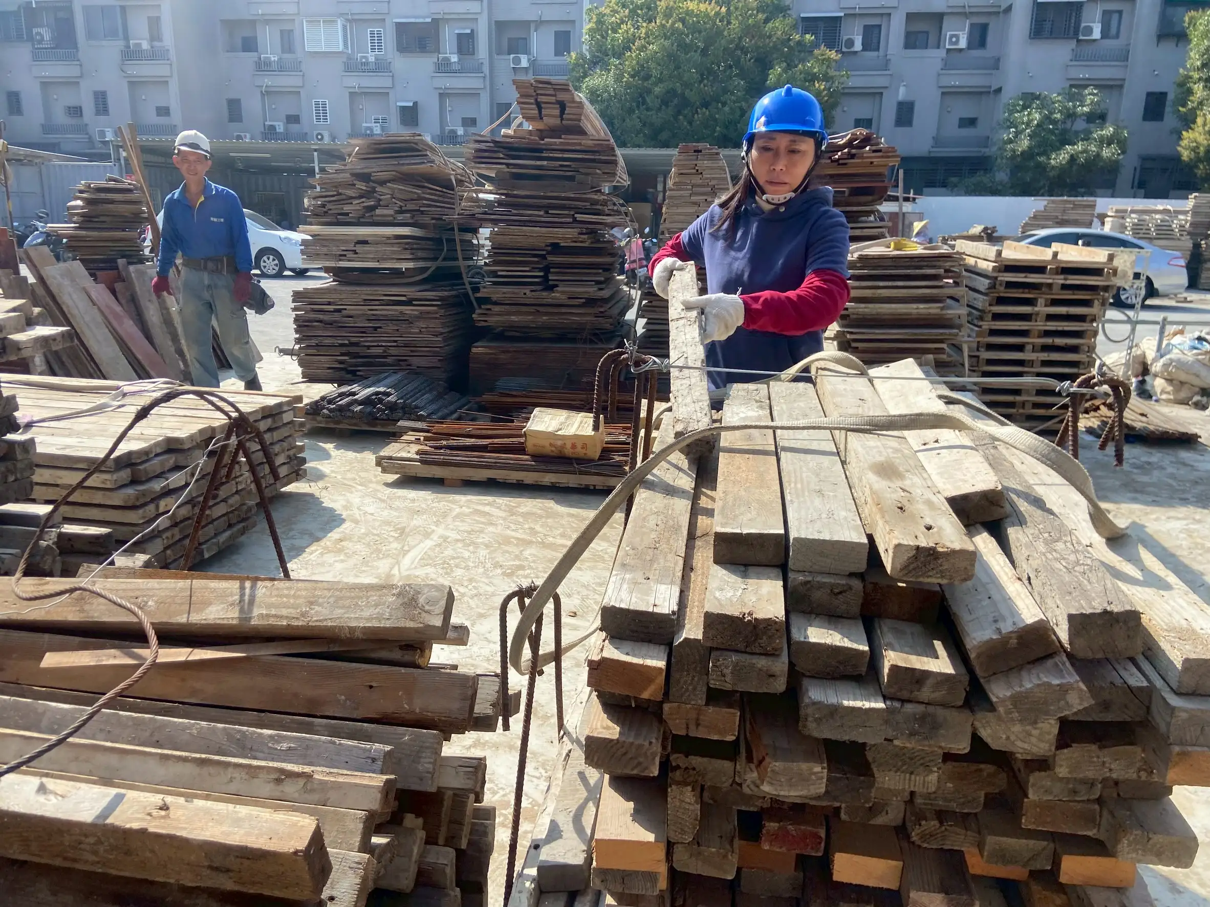 陳迦秦(右)在居家清潔工作室空閒之餘，也受聘至工地擔任營建木工助理，開啟多元斜槓人生