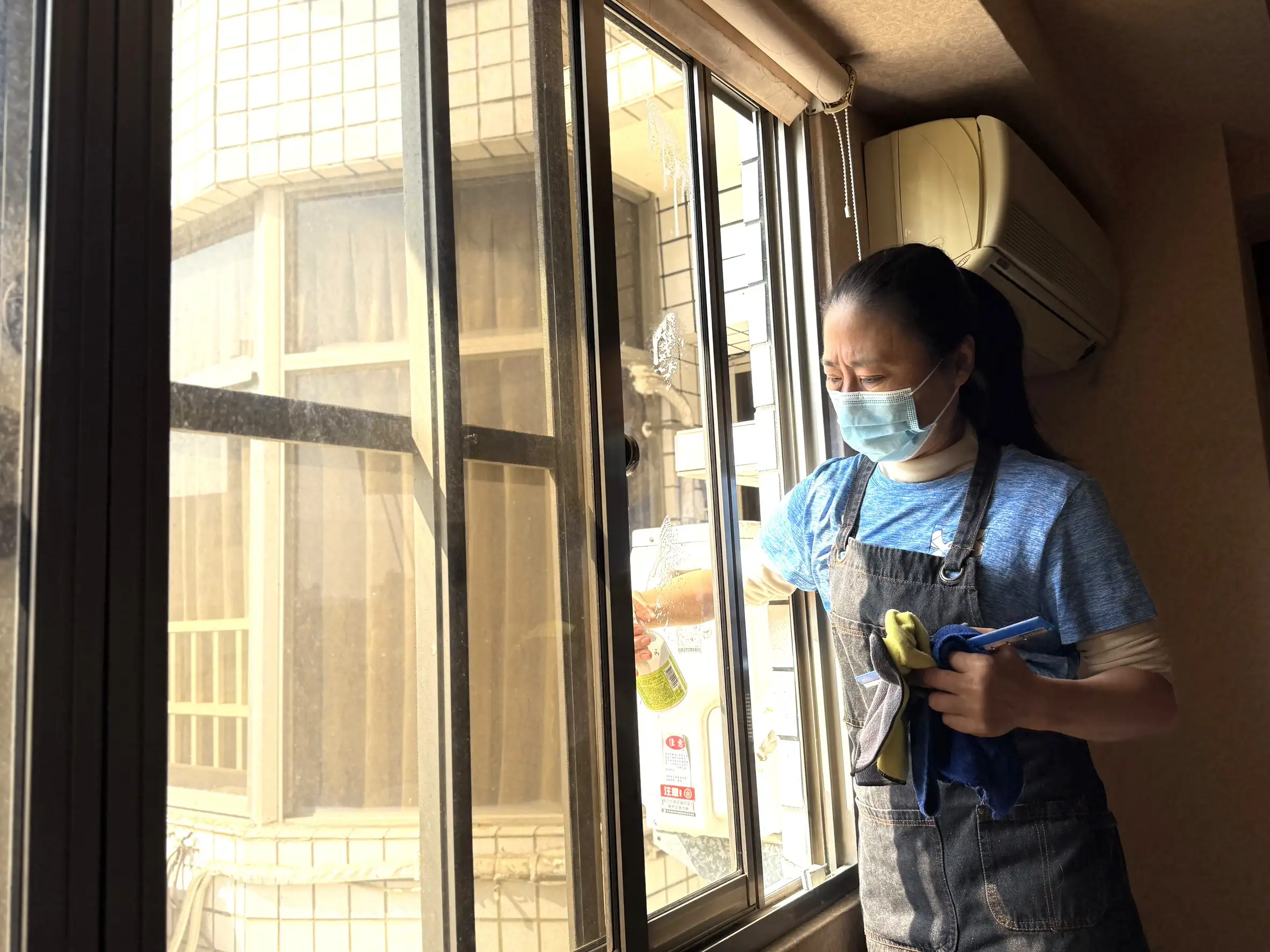 陳迦秦透過勞動部委外職前清潔訓練後，成立居家清潔工作室，擁有穩定收入、不再為生計煩惱