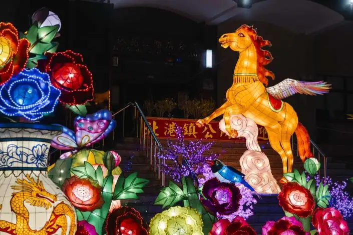 「北港鎮公所燈區」主燈以展翅飛馬腳踏祥雲的造型，象徵勇往直前、好運啟航。