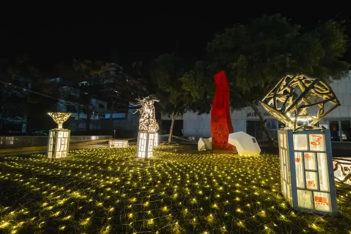 「北港文化中心燈區」以漂流木、蚵殼與海廢進行創作，嘗試在「被遺棄之物」中，重新找回人與海的連結。