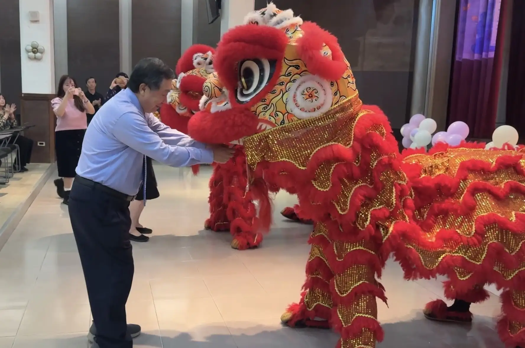 陳智文董事長偕同陳葉明容董事、鄭文達董事及李碧娥校長，發送400多份開運紅包和馬年紀念錢母給教職員工傳遞祝福，掀起活動高潮。(中華醫事科技大學提供)