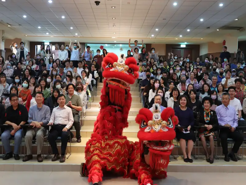 中華醫大馬躍新春團拜　祥獅獻瑞發紅包祈願校運昌隆