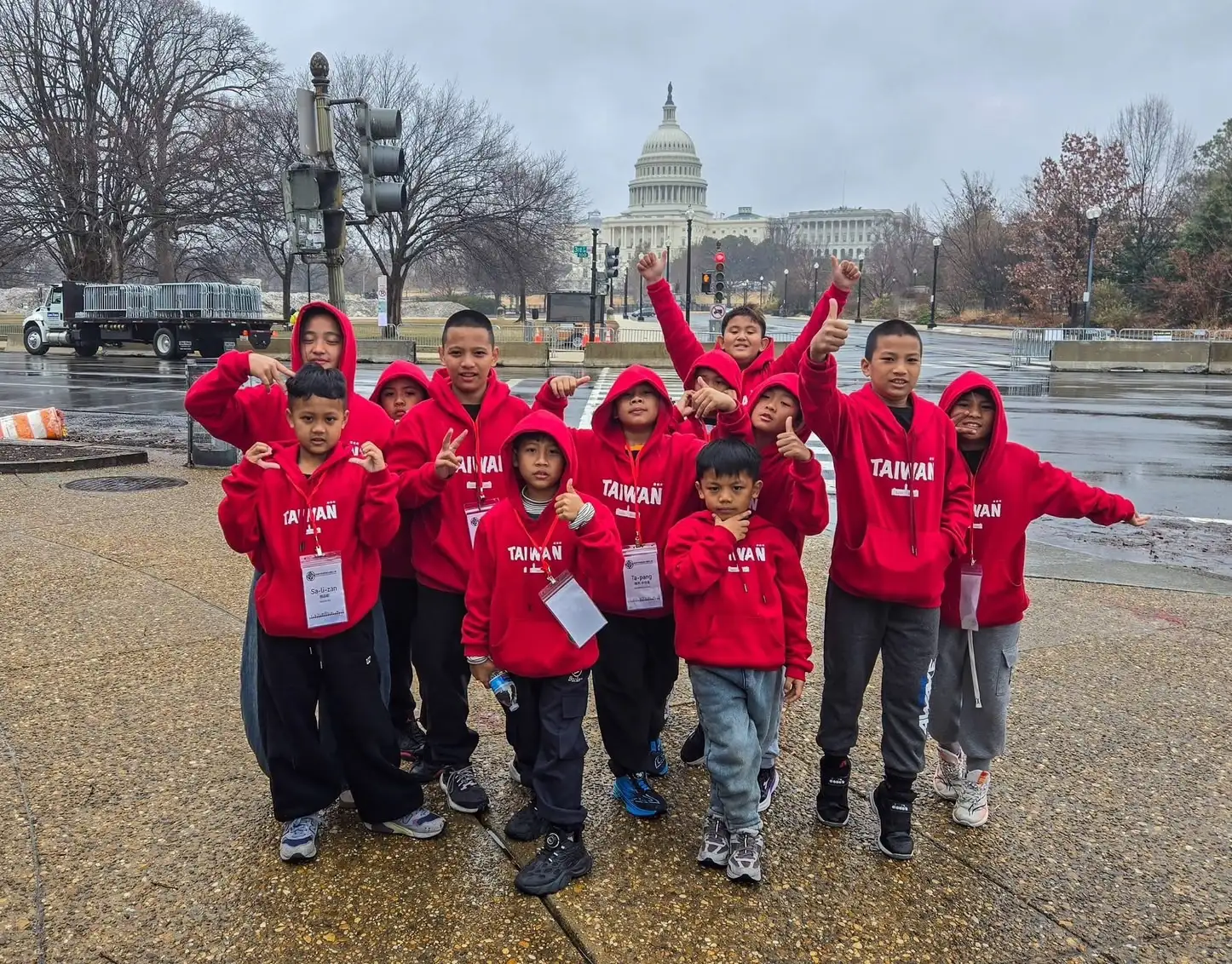 桃源區建山國小訪問團除與美國姊妹校交流外，也走訪白宮、華盛頓紀念碑及國家廣場等地學習，並參加華盛頓唐人街農曆新年踩街活動，滿載而歸。（高雄市議會提供）