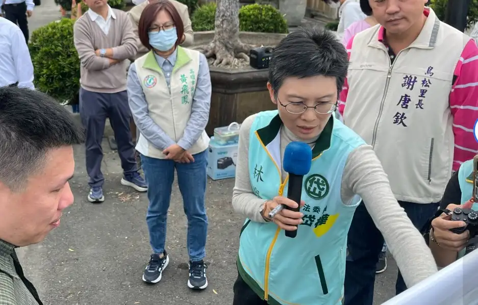 市議員黃飛鳳與立委林岱樺會勘鳥松區神農路四十八巷道路修復，目標排定於今年五月底前動工。（記者吳文生攝）