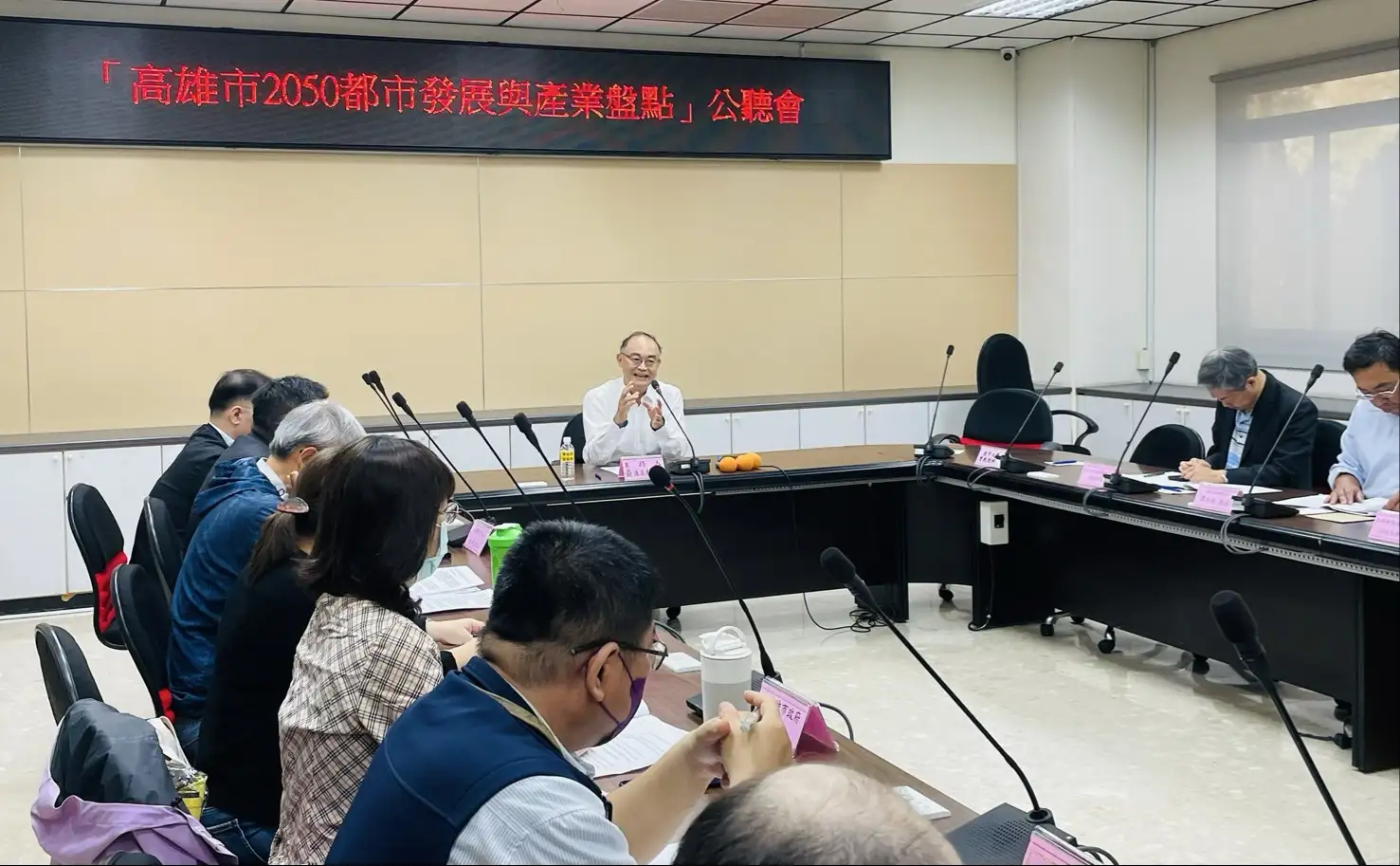 高雄市議會舉辦「高雄市都市發展與產業盤點」公聽會，由黃柏霖議員主持，邀集市府局處與學者專家深入討論。（記者吳文生攝）