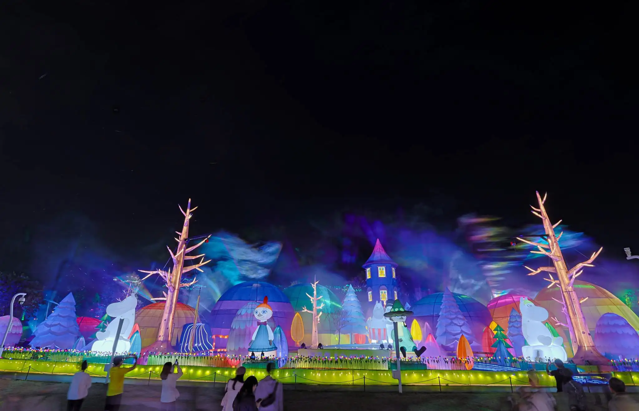 2026中台灣燈會點亮台中夜空，繽紛燈組與童話場景交織成夢幻世界，成為開春最浪漫、最吸睛的夜間景點。(圖/台中市政府提供)