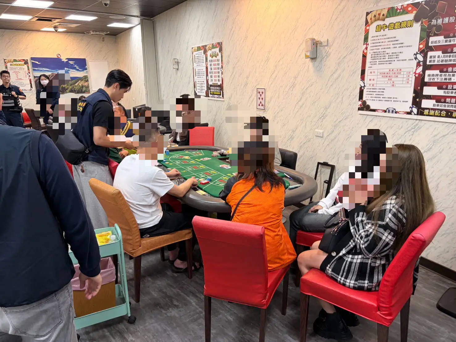 警方日前查緝朴子市某桌遊館涉嫌以桌遊名義從事賭博行為，當場查獲負責人、工作人員及賭客共20人，並查扣大量賭資及相關證物，全案依法移送偵辦。（圖／嘉義縣警察局提供）
