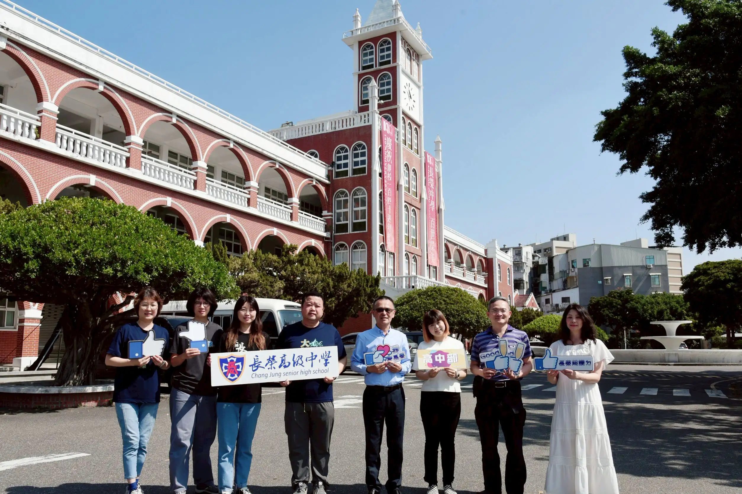 長榮中學名師與行政團隊合影（左起）施悅欣老師、張允靜老師、莊淑貞老師、張乃文老師、許德勝校長、曾婷薇主任、曾學理老師、陳淑萍主任，在教師團隊共同努力下，115學年度學測全校三科頂標率突破五成，再創佳績。（圖／長榮中學提供）