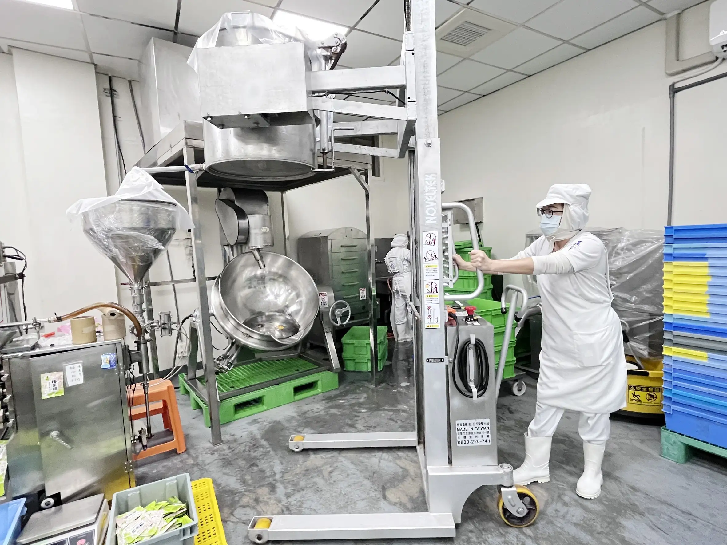 55歲的溫玉萍，因導入職務再設計方案申請就業輔具，有效減輕工作負擔，讓她不再喊累，更願意投入工作。(圖/雲嘉南分署提供)