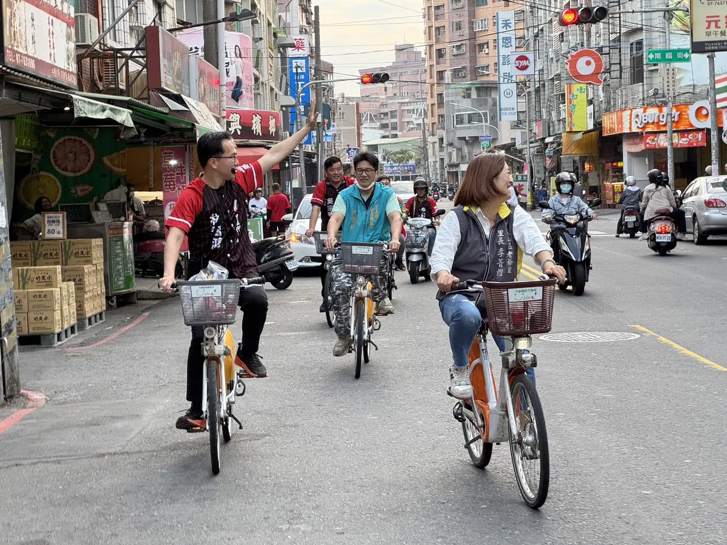 林智鴻參加民進黨市議員初選，以腳踏車深入巷弄拜訪鄉親，強調以最低碳方式打一場乾淨選戰。（林智鴻提供）