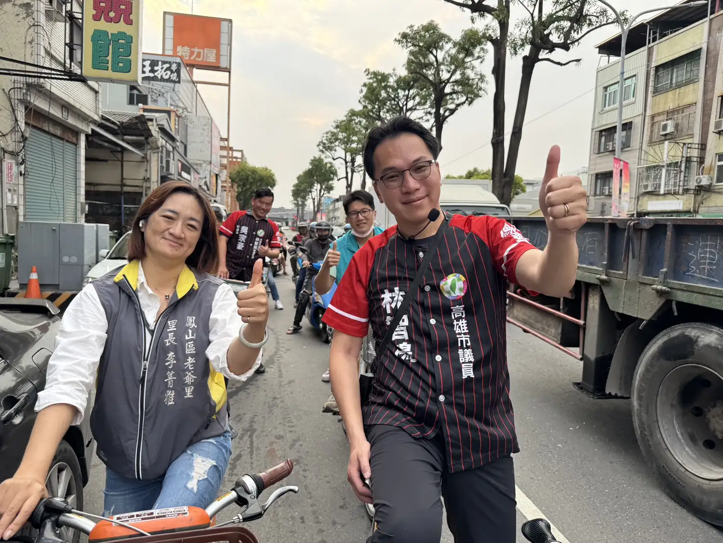 林智鴻參加民進黨市議員初選，以腳踏車深入巷弄拜訪鄉親，強調以最低碳方式打一場乾淨選戰。（林智鴻提供）